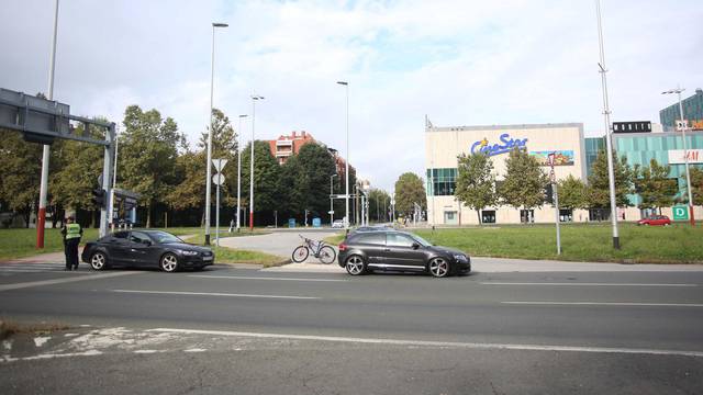 Zagreb: Autom naletio na biciklista nedaleko od Avenue Malla