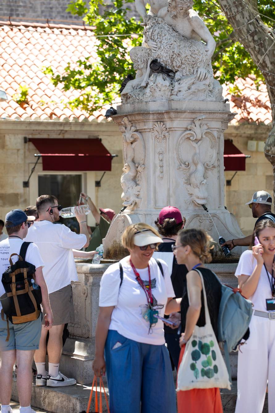 Visoke temperature i turističke gužve u Dubrovniku