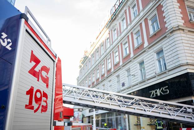 Zagreb: Odlomio se komad pročelja zgrade u Ilici, policija ogradila područje