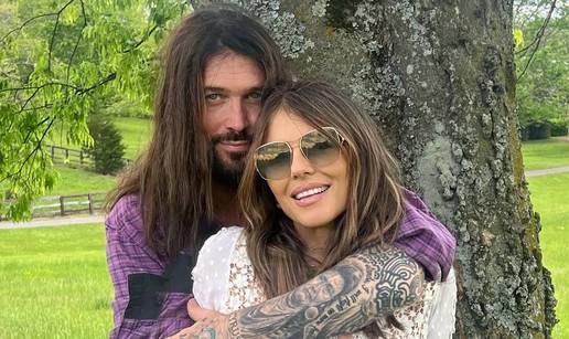Mnogima nespojivi, ali ljubav Elizabeth Hurley i Billy Raya cvjeta. Blagoslov dala i Miley