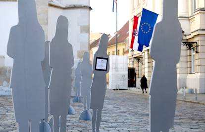 Pred Saborom osvanule siluete ubijenih žena kao i osmrtnice...