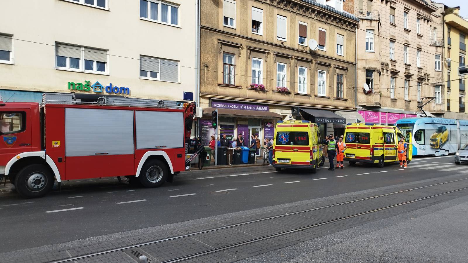 VIDEO Krš i lom u centru grada: 'Odjeknulo je poput bombe, u izlog se zabio u punoj brzini'