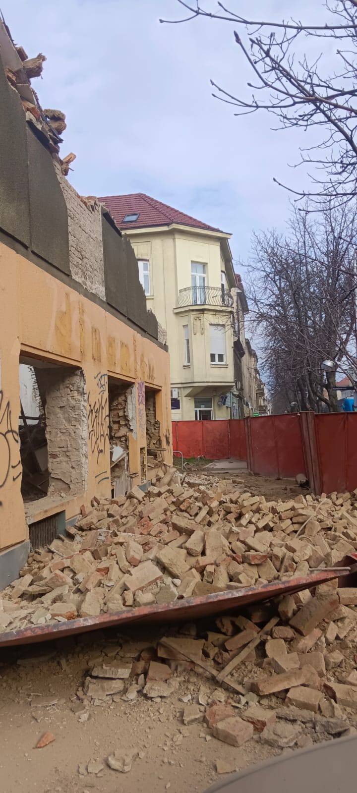 Zid zgrade urušio se tijekom radova u Zagrebu: Ulicu prekrio veliki narančasti oblak prašine