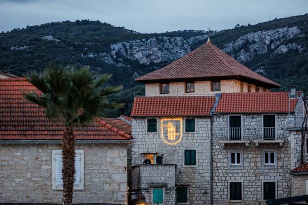 Završena procesija Za križen na Jelsi 