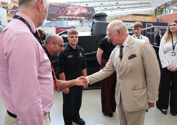 Kralj Charles III. vozio tenk tijekom Dana obitelji Kraljevske tenkovske pukovnije