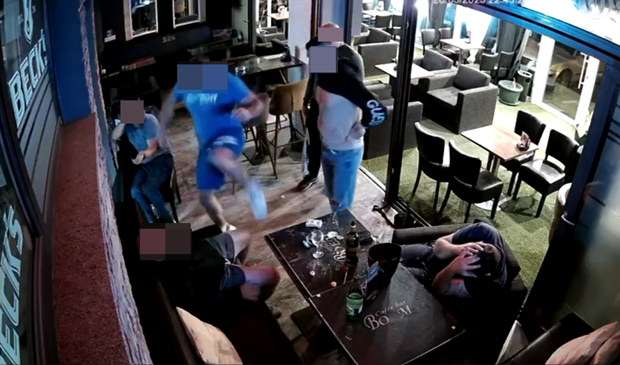 VIDEO Širi se snimka brutalnog premlaćivanja muškaraca u kafiću u Zagrebu. Nosi i palicu