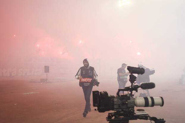 Zbog bakljade prekinuta utakmica između Hajduka i Ajaxa
