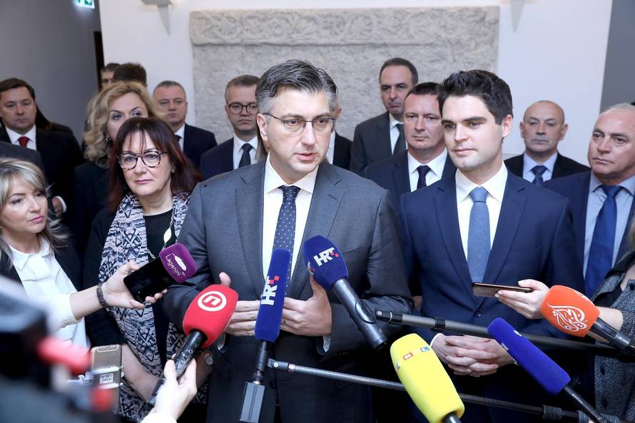 Zagreb: Älanovi HDZ-a predali DIP-u kandidacijske liste za EU parlament