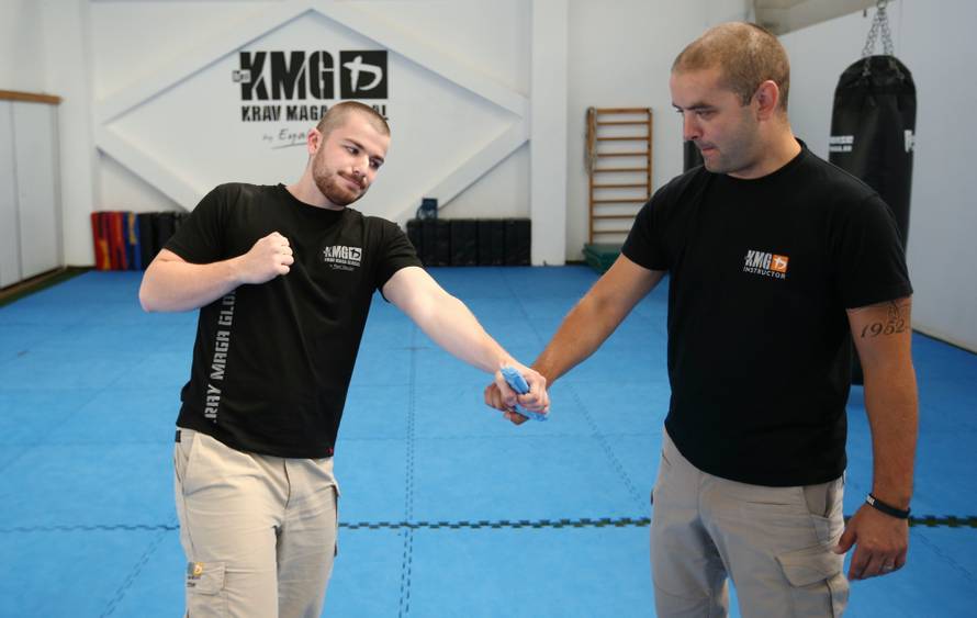 Naučite se spasiti od napada palicom, nožem i pištoljem!