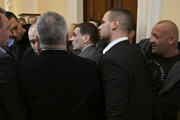 Beograd: Tučnjava u parlamentu, predstavnici opozicije pokušali spriječiti održavanja kolegija