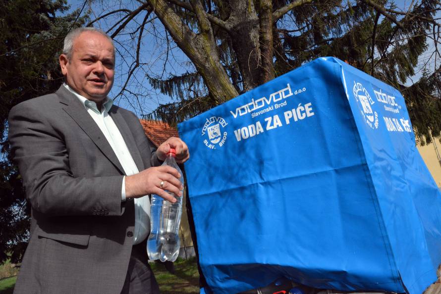 Duspara: Zašto je onda 90.000 ljudi u redu čekalo pitku vodu?