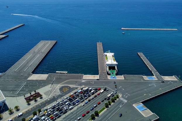 Zadar: Pogled iz zraka na gužvu u trajektnoj luci Gaženica