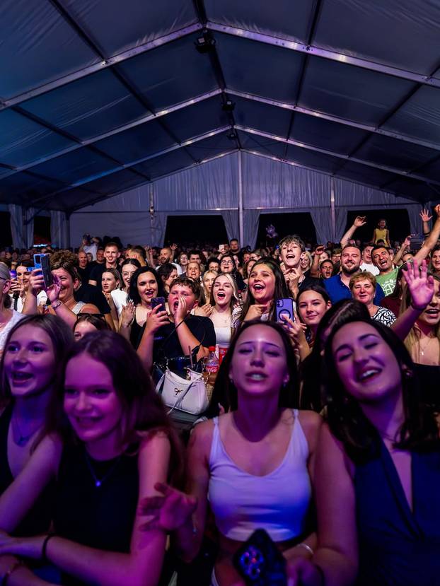 FOTO Maja Šuput u čizmama do koljena i vrućim hlačicama pokazala preplanule seksi noge