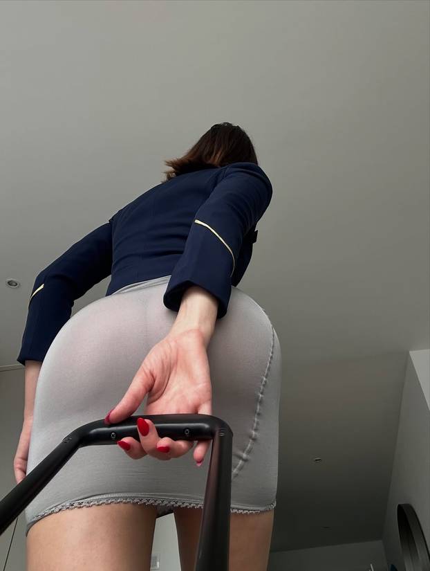 FOTO Zanosna stjuardesa traži muža: Javite se! Ovo su kriteriji