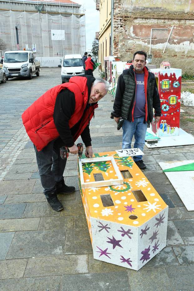Sisak: Postavljanje adventskih kućica koje su napravila djeca