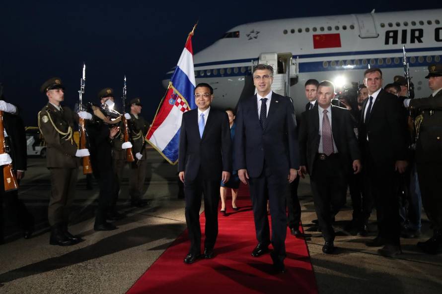 Plenković na dar dobio loptu, a on poklonio bicikl Mate Rimca