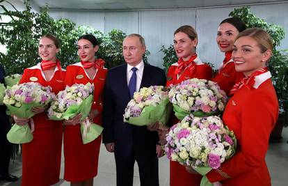 Dok bijesni rat u Ukrajini, Putin pozira okružen ženama. Donio im je svima i bukete cvijeća