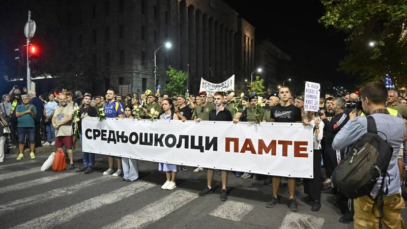 Policija u Novom Sadu tjerala prosvjednike šok-bombama