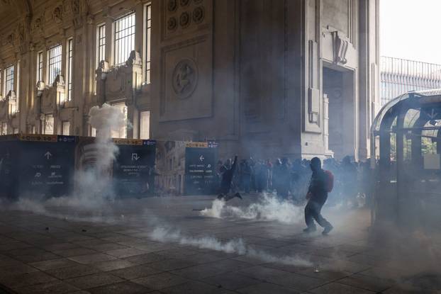 USB union holds nationwide strike, "Let's Block Everything," in solidarity with Gaza, in Milan