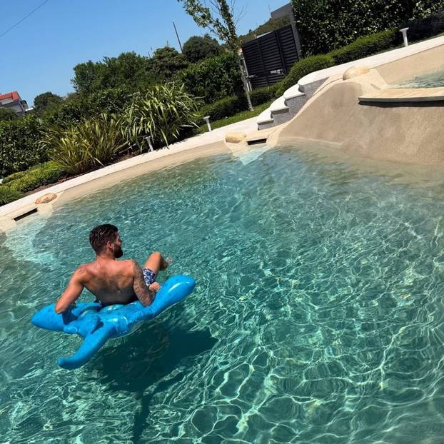 FOTO Lijepa supruga 'vatrenog' bez šminke uskočila u bikini