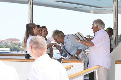 Rod Stewart na odlasku s broda poljubio ruke ženskoj posadi