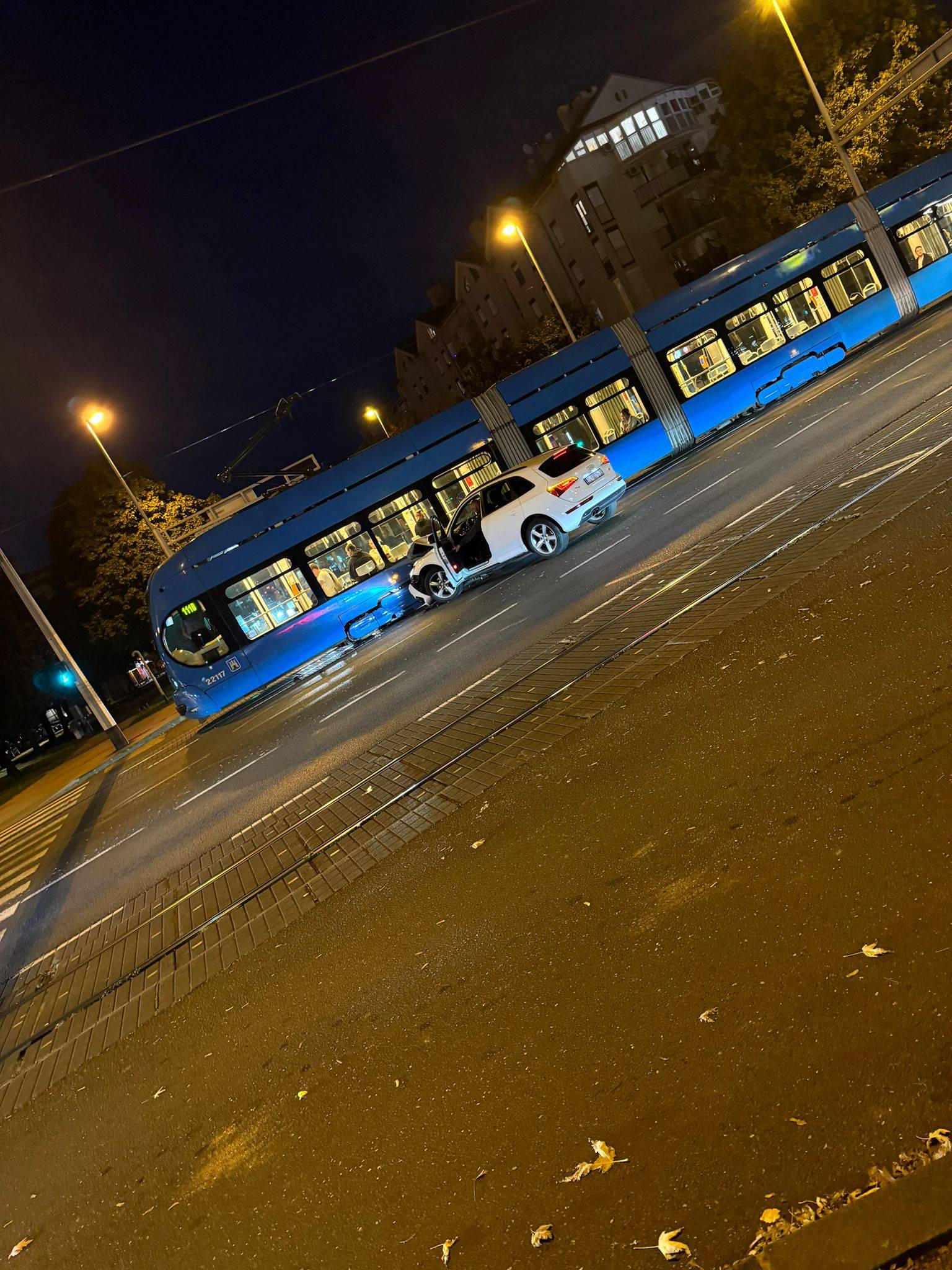 Zagreb: Auto udario u tramvaj