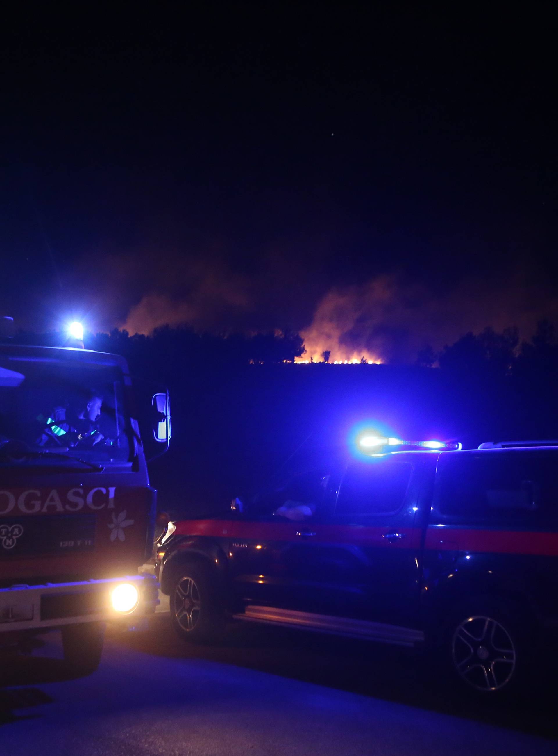 Požar se i dalje širi: S njim se bori 100-injak vatrogasaca