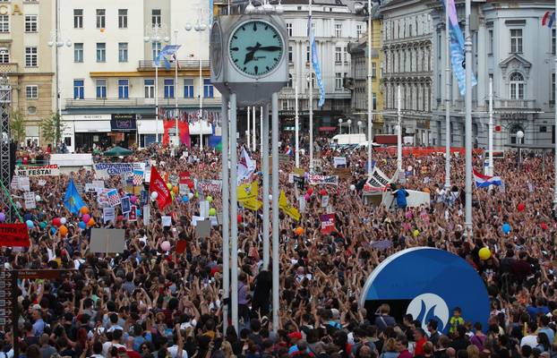 Na današnji 2016. održani veliki prosvjedi "Hrvatska može bolje" u znak potpore kurikularnoj reformi