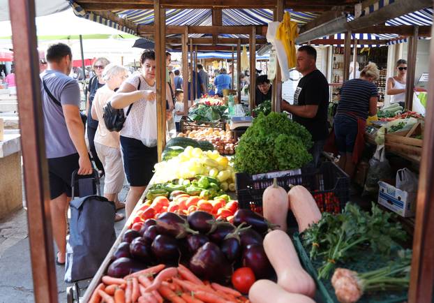 Šibenik: Bogata ponuda vo?a i povr?a na gradskoj tržnici