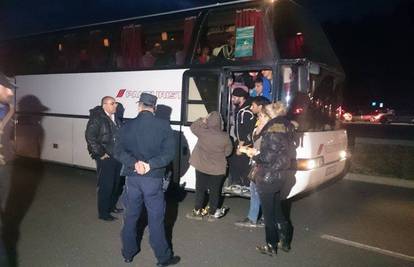 Na Bajakovu 15 autobusa: U Srbiju vraćeno 200 migranata