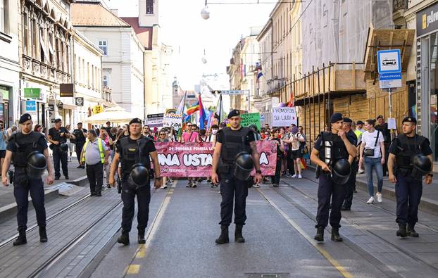 Zagreb: 24. Povorka ponosa LBGTIQ zajednica "Puna usta ponosa" prolazi centrom grada