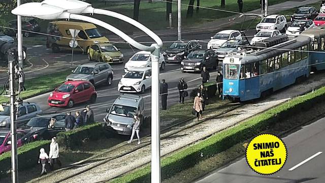 Kaos na Vukovarskoj u Zagrebu, zbog sudara tri automobila su morali preusmjeriti i tramvaje