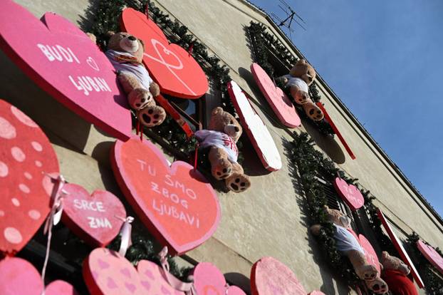Zagreb: Atelijer sreće u Maloj ulici okićen za Valentinovo 
