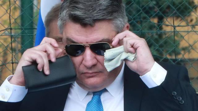 Zagreb: Predsjednik Milanović dobro očistio naočale prije promocije časnika
