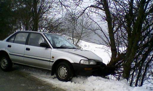 Mokra i skliska cesta, gas do daske pa ravno u šljivu