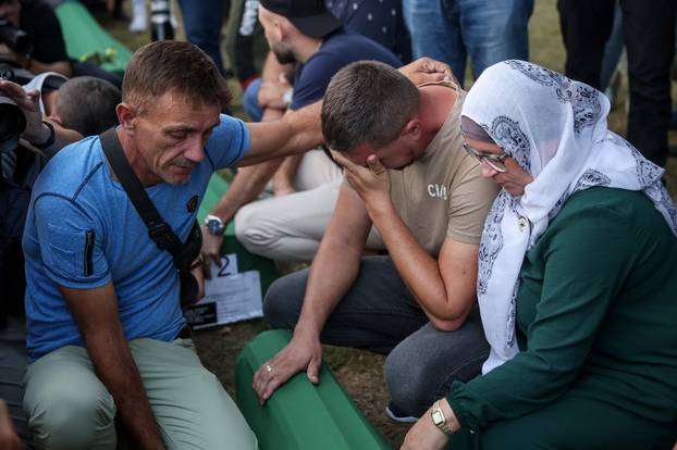 Potočari: Tabuti izneseni u mezarje Memorijalnog centra, te su pripremljeni za sutrašnji masovni ukop