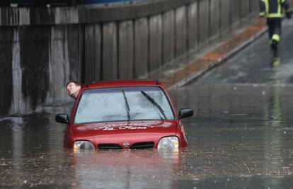 Pet koraka: Što učiniti kada vam obilne kiše poplave auto?