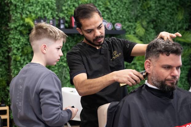 Zagreb: Najmlađi hrvatski frizer, Osječanin Leon Zarić na edukaciji sa profesionalnim barberima