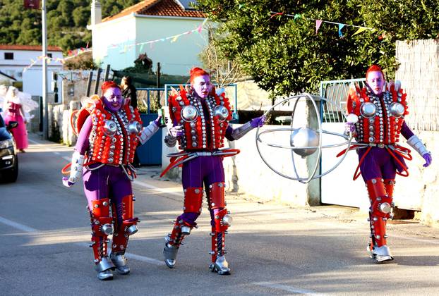 Jezera: Maškarana povorka prodefilirala je Jezerima