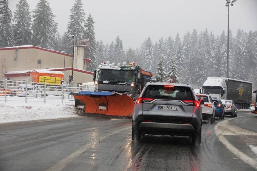 Delnice: Snijeg otežava promet kroz Gorski kotar