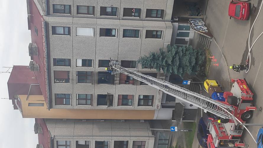 VIDEO Drama u Zagrebu: Požar na trećem katu, izvlačili djecu iz zgrade, vatrogasc porezao ruku