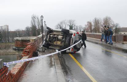 Jurila po sisačkom mostu: Cigle vozačici spasile život 