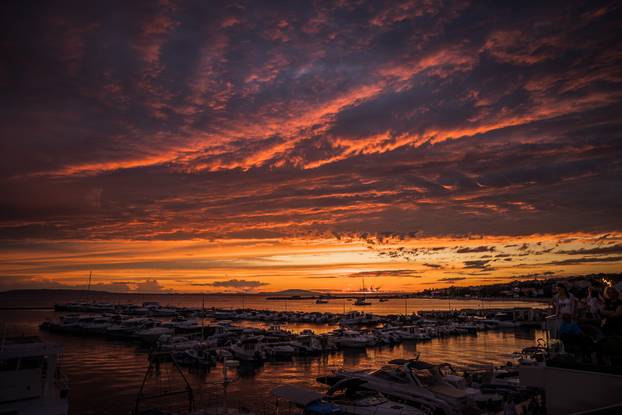 Novalja: Zalazak sunca uz oblake i more