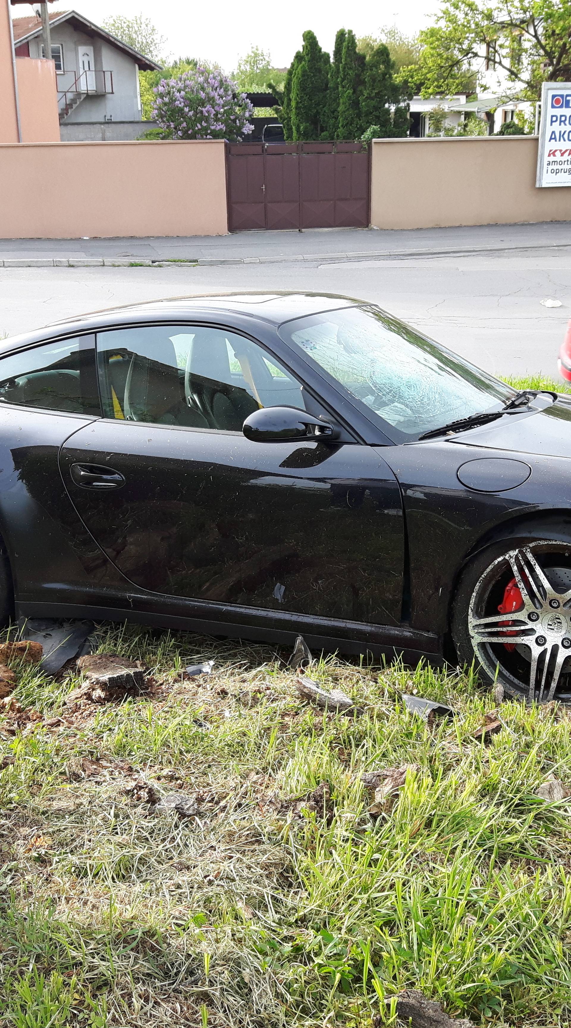 Porsche sletio s ceste i skoro se popeo na željezničku prugu