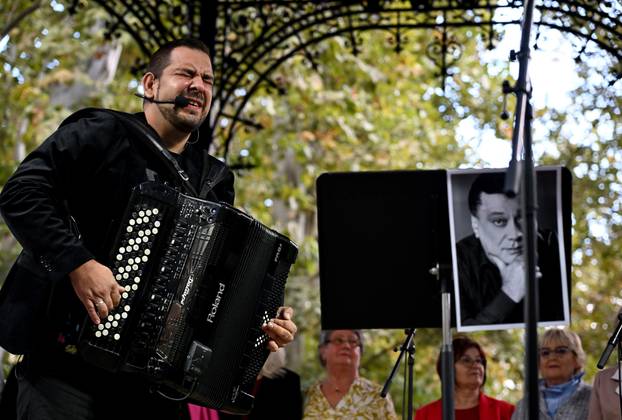 Zagreb: Brojni građani se okupili na Zrinjevcu u čast Halida Bešlića