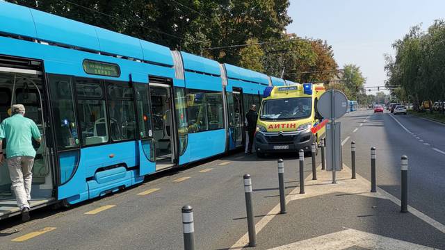 Nesreća u Zagrebu: Sudarili se taxi i tramvaj, dvoje ozlijeđeno