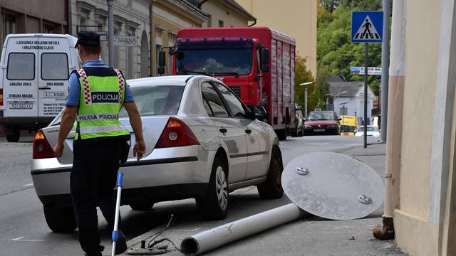 Požega - Vozač automobila zabio se u stup javne rasvjete i pao na pješakinju.