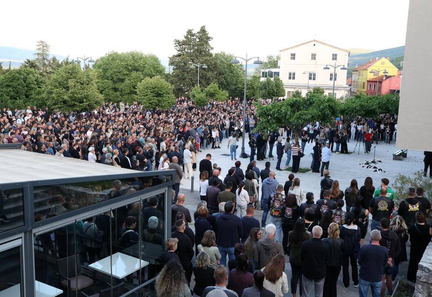 Drniš: Mirno okupljanje,prosvjed i molitva za ubijenog Luku Milovca