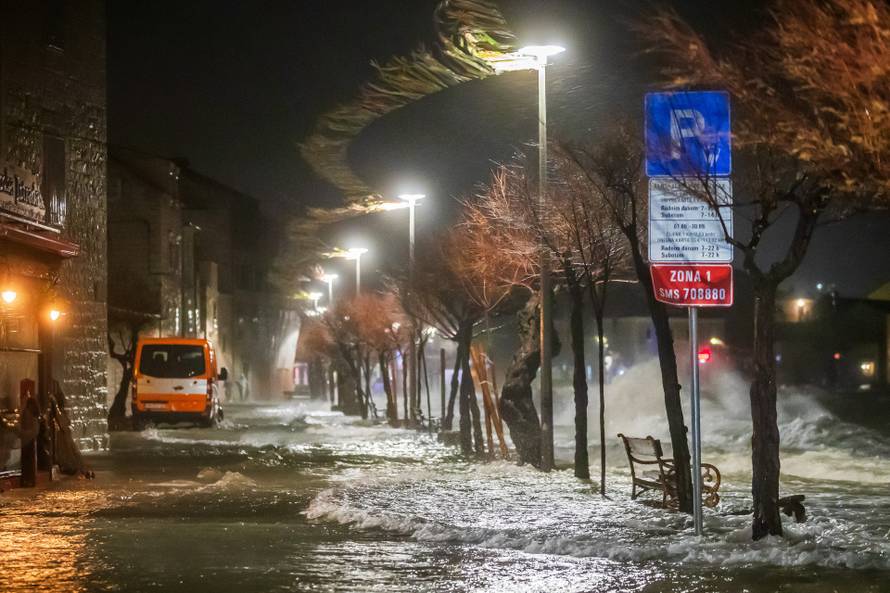 Kaštela: Ciklonalna plima poplavila rivu i okolne ulice