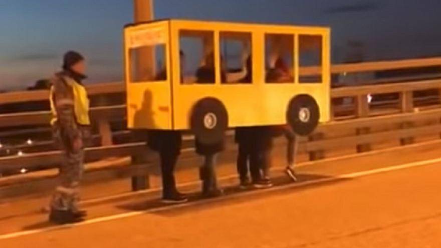 Četiri lukava Rusa: Maskirali se u bus da prijeđu preko mosta!